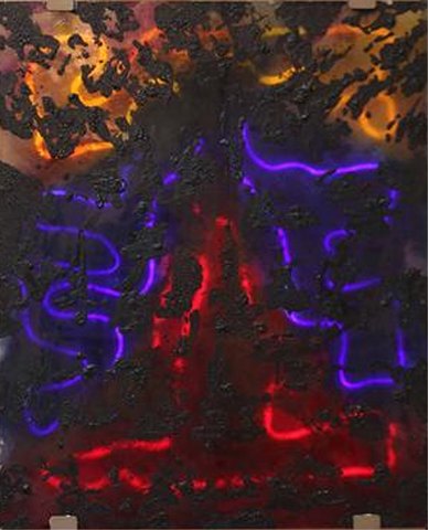 Glasplade med lava, bag denne er værket belyst med blå, gule og røde neonrør.